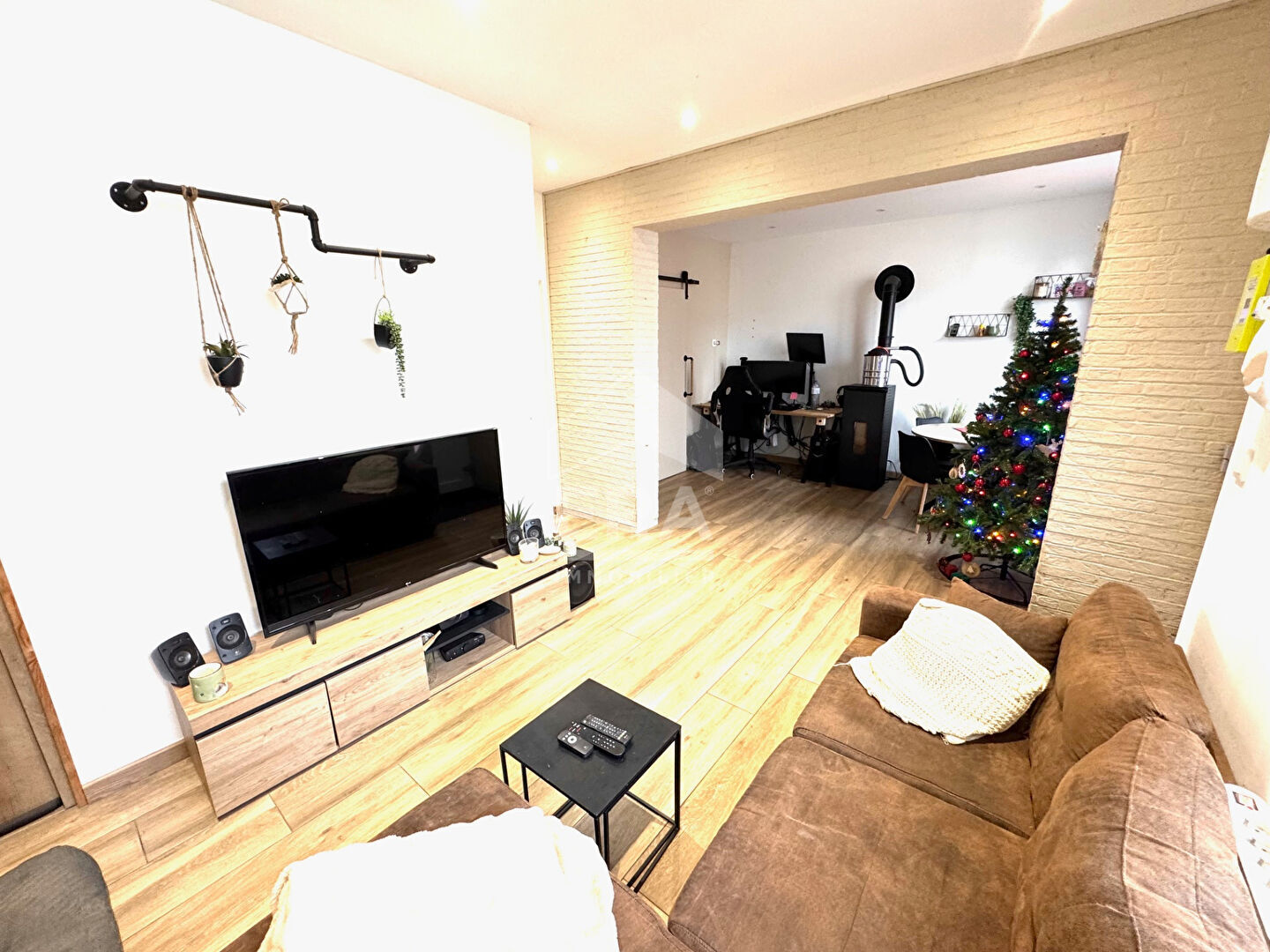 PONT A VENDIN MAISON DE VILLAGE RENOVEE AVEC PASSAGE SUR LE COTE ET BEAU JARDIN