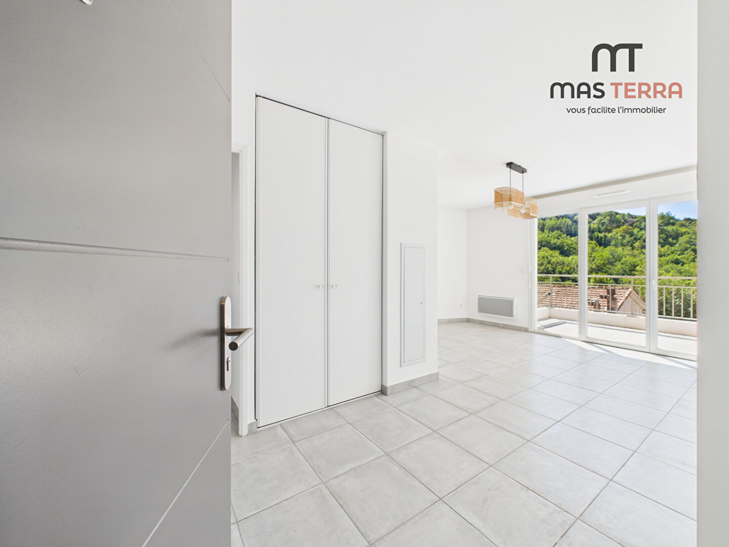 Photo Appartement Chateauneuf Grasse 3 pièce(s) 60.91 m2 - 2 places de parking et cave image 3/6