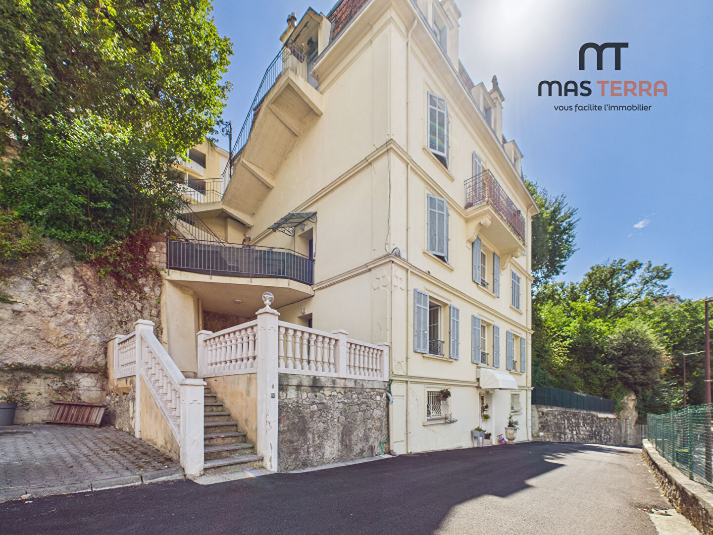 Appartement Grasse 4 pièce(s) 94.6 m2, grande terrasse et jardin, 2 parkings