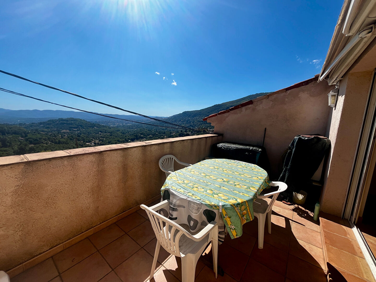Maison de village d'environ 116m2, 3/4 chambres, terrasse, garage, jardin