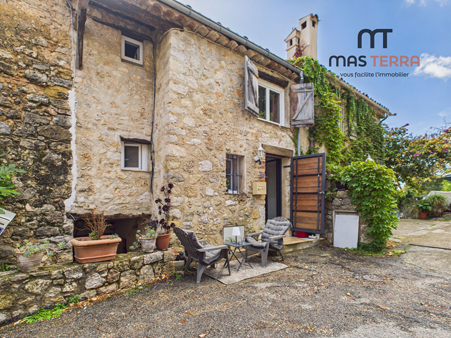 Magagnosc, maison de village  en pierres en duplex dans hameau au calme absolu