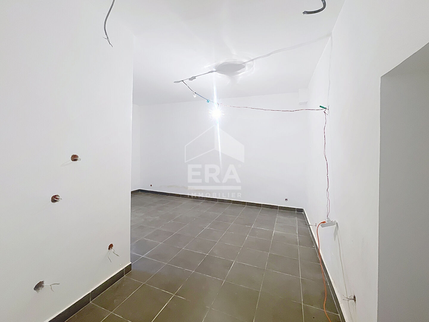 Photo A VENDRE MARSEILLE 13014 LE CANET LOCAUX COMMERCIAUX APPARTEMENTS T2 T3 ZONE FRANCHE image 5/6