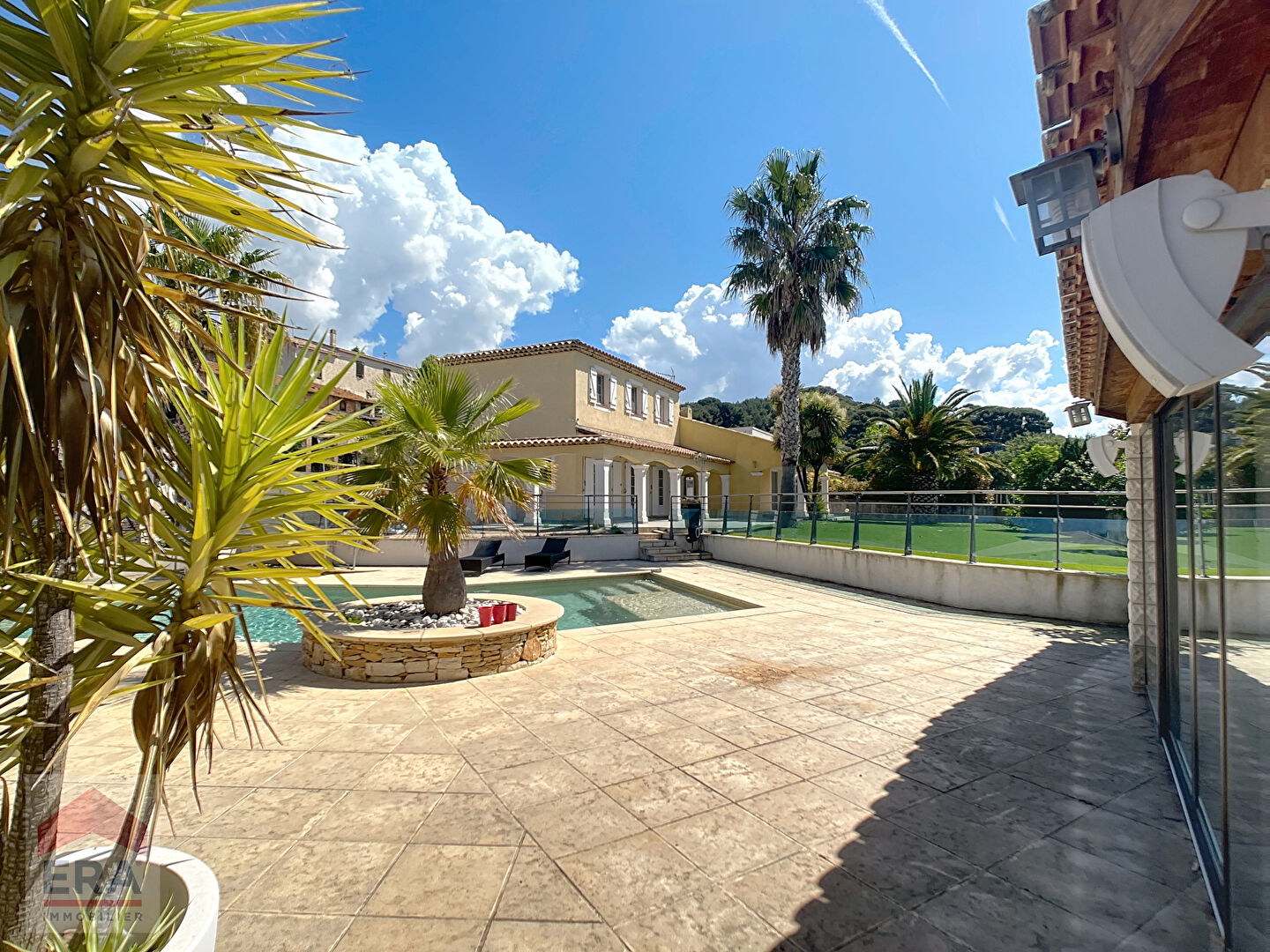 Photo A louer Villa type 8 Marseille 13013 St Mitre Chateau Gombert  6 chambres piscine terrain image 1/6