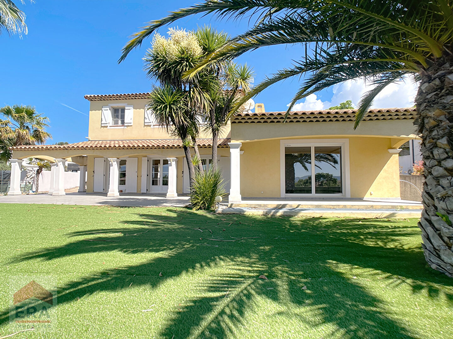 Photo A louer Villa type 8 Marseille 13013 St Mitre Chateau Gombert  6 chambres piscine terrain image 2/6