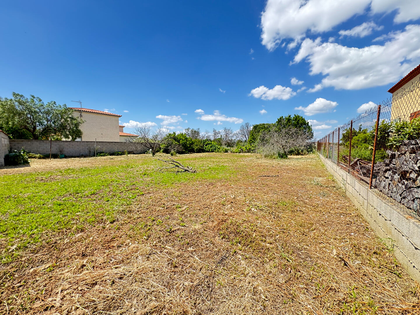 Photo TERRAIN A BATIR CLOTURE EN QUATRE FACES DE 843 M² image 2/6