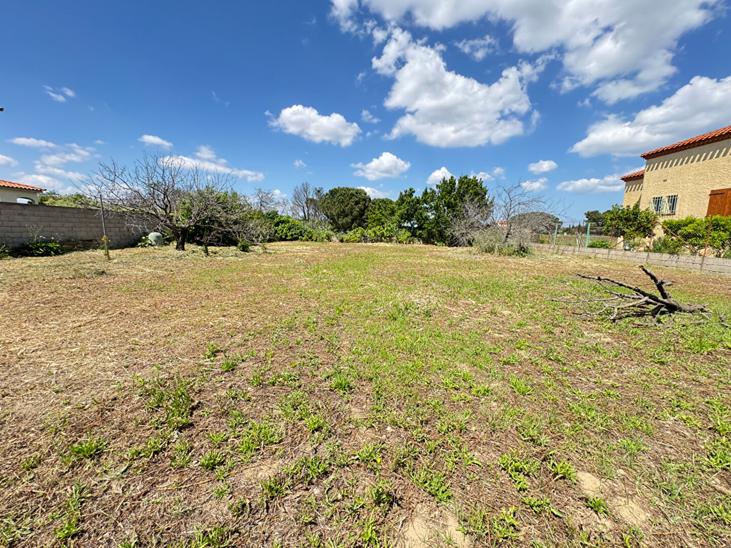 TERRAIN A BATIR CLOTURE EN QUATRE FACES DE 843 M²