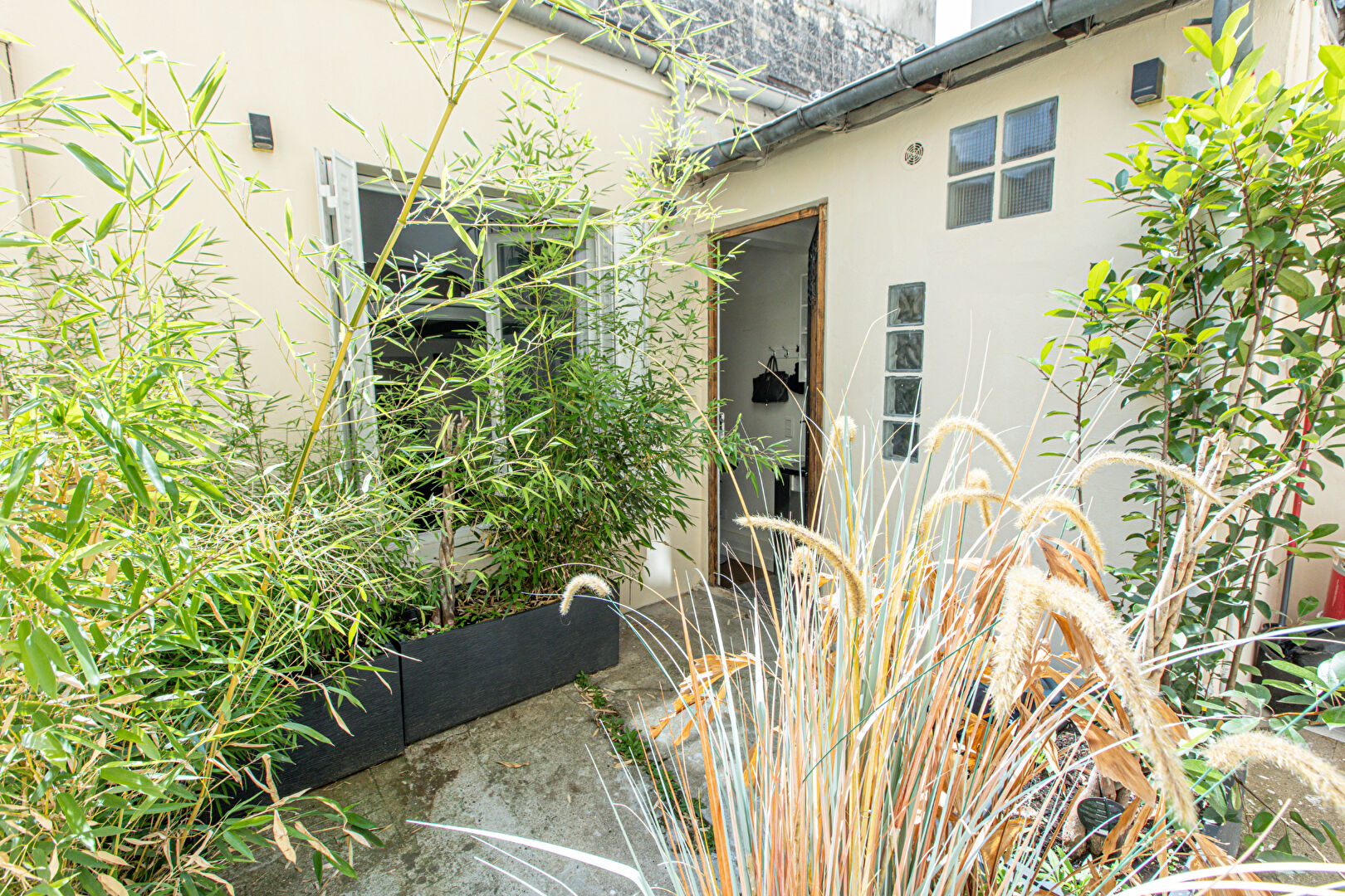 Au coeur des Abbesses véritable petite maison  !