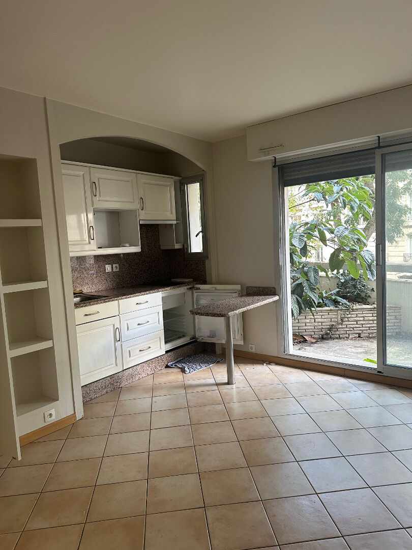 Studio tout confort Terrasse Francoeur / rue des Saules vue dégagée !