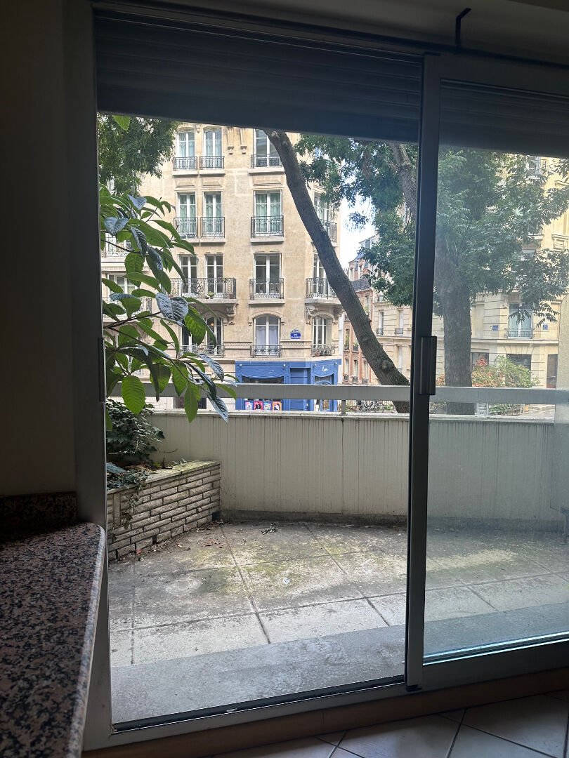 Photo Studio tout confort Terrasse Francoeur / rue des Saules vue dégagée ! image 2/4