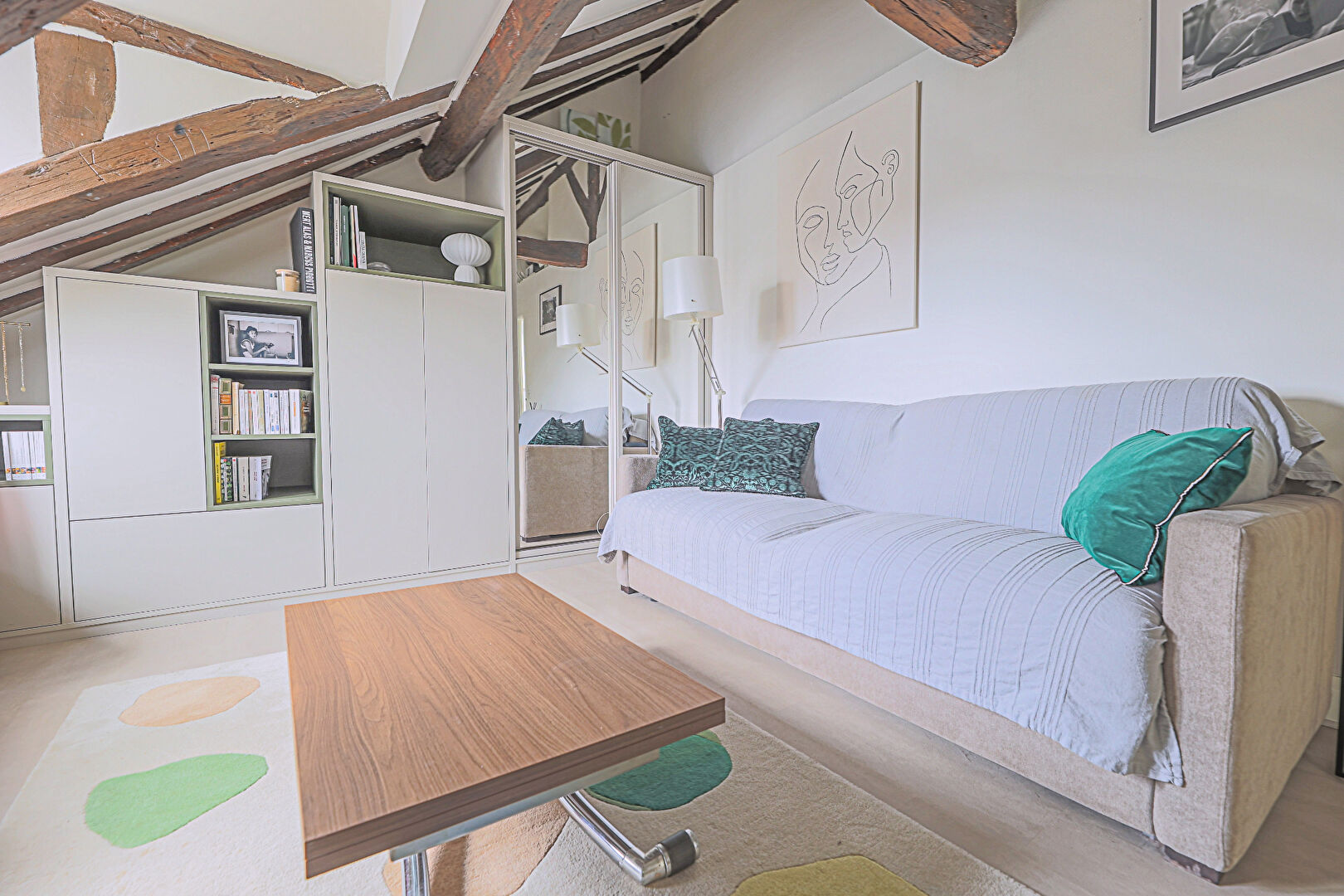 Photo Rare opportunité au coeur du Marais : Studio en dernier étage avec vue imprenable - excellent DPE D ! À découvrir sans tarder ! image 2/6