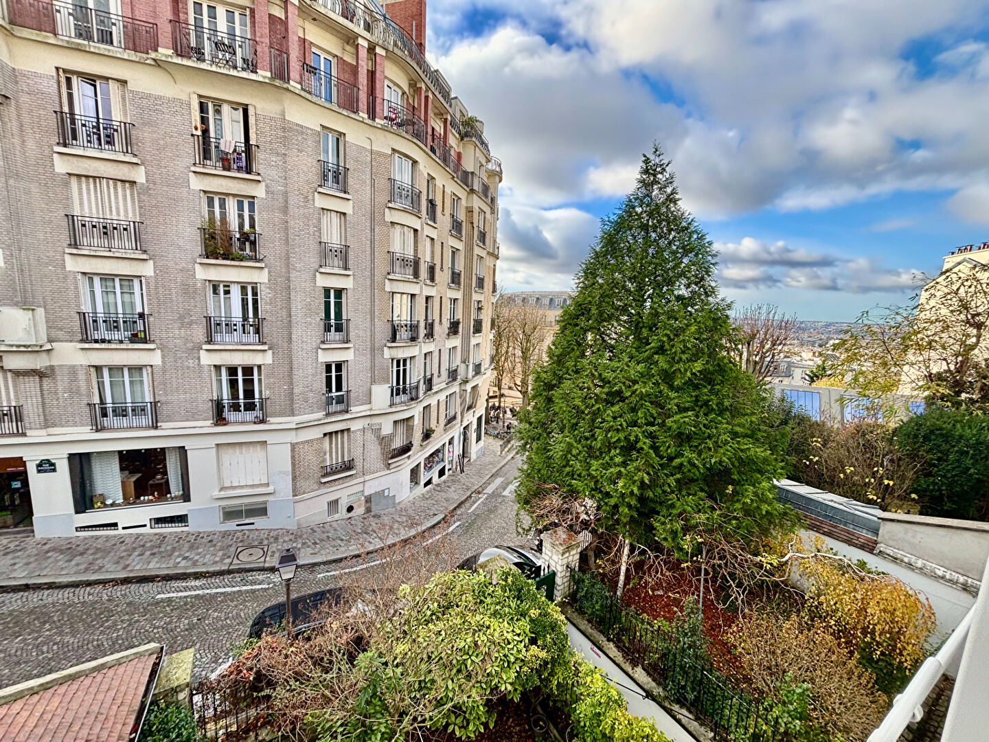 Abbesses - Bateau Lavoir : 3 pièces rénové avec vue dégagée