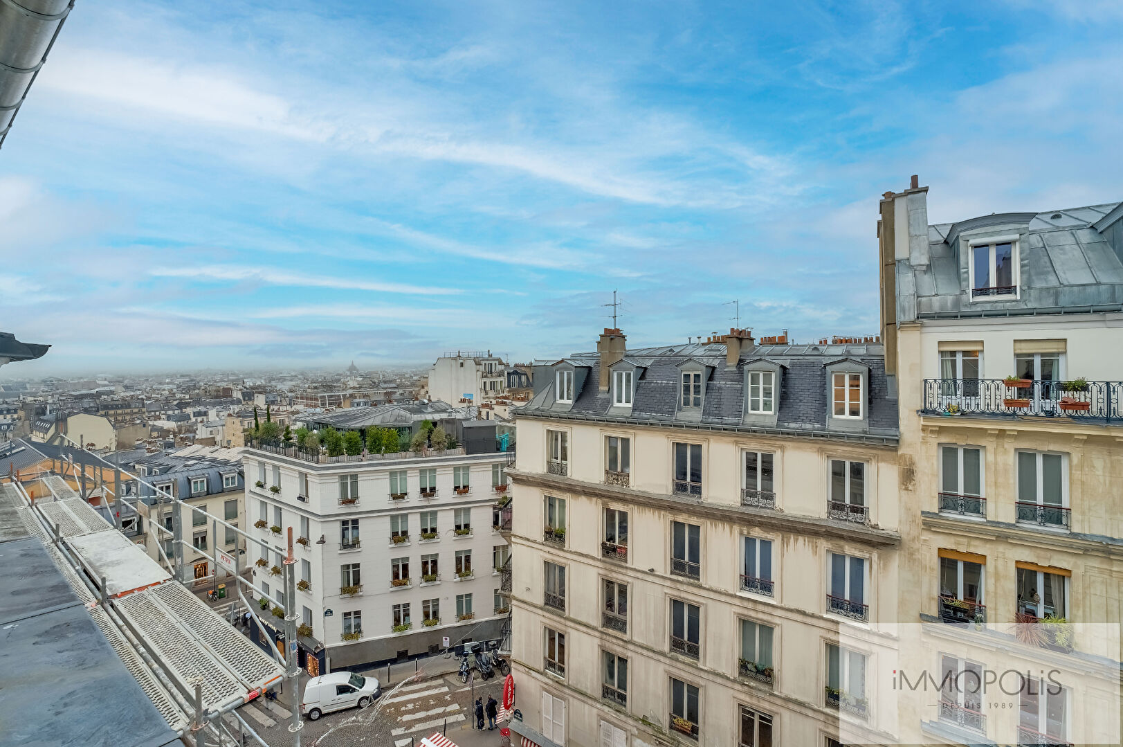 Dernier étage avec ascenseur, vue dégagée et charme de l'ancien : Abbesses, Montmartre