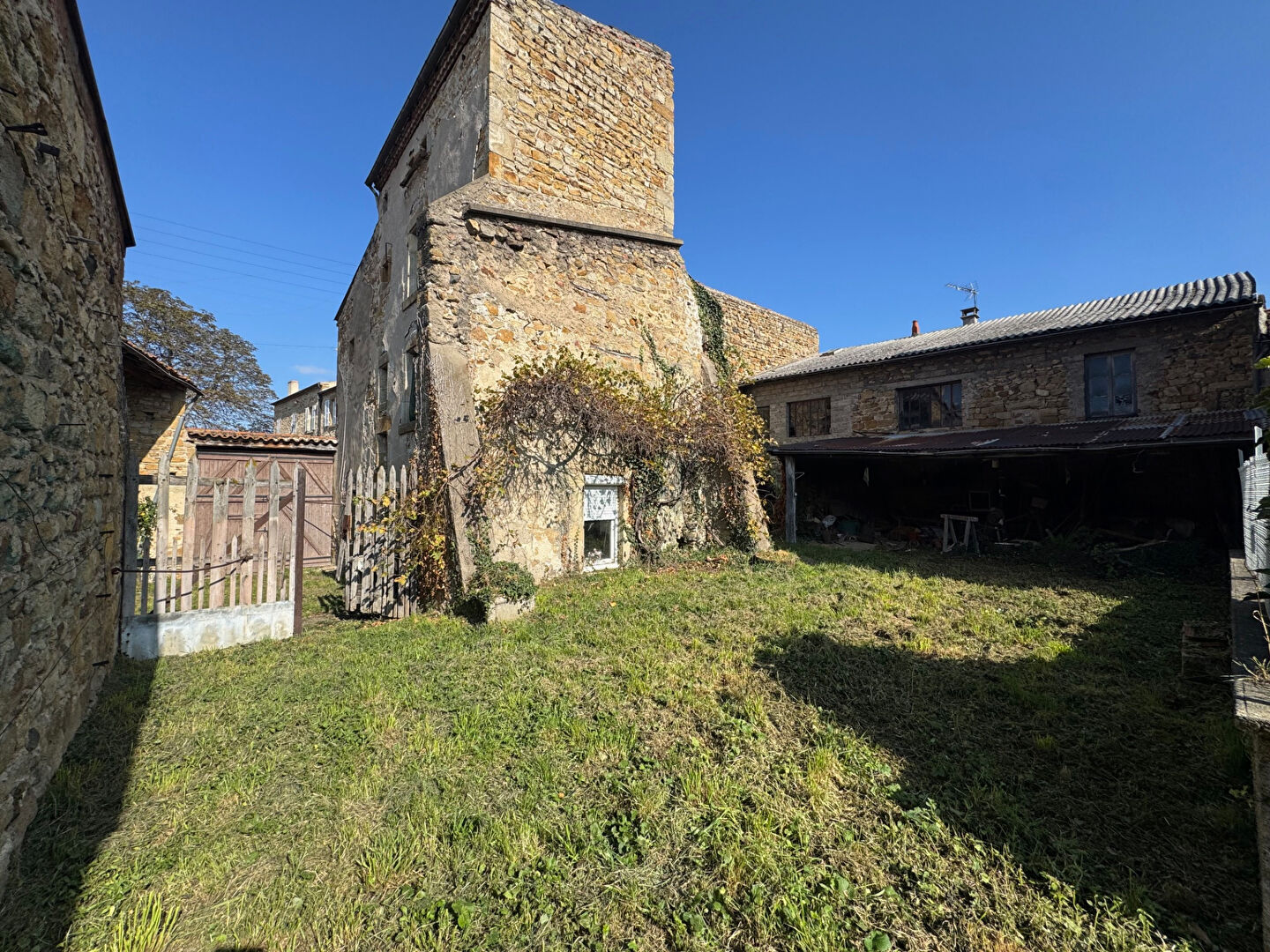 Ancien Corps de ferme  à Vic-le-Comte - Référence 7480