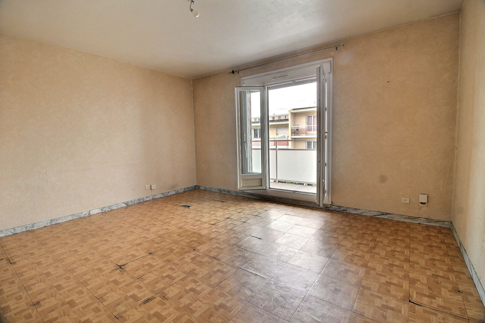 Photo T1 de 34,90 m² à rénover,  avec balcon et stationnement image 2/6