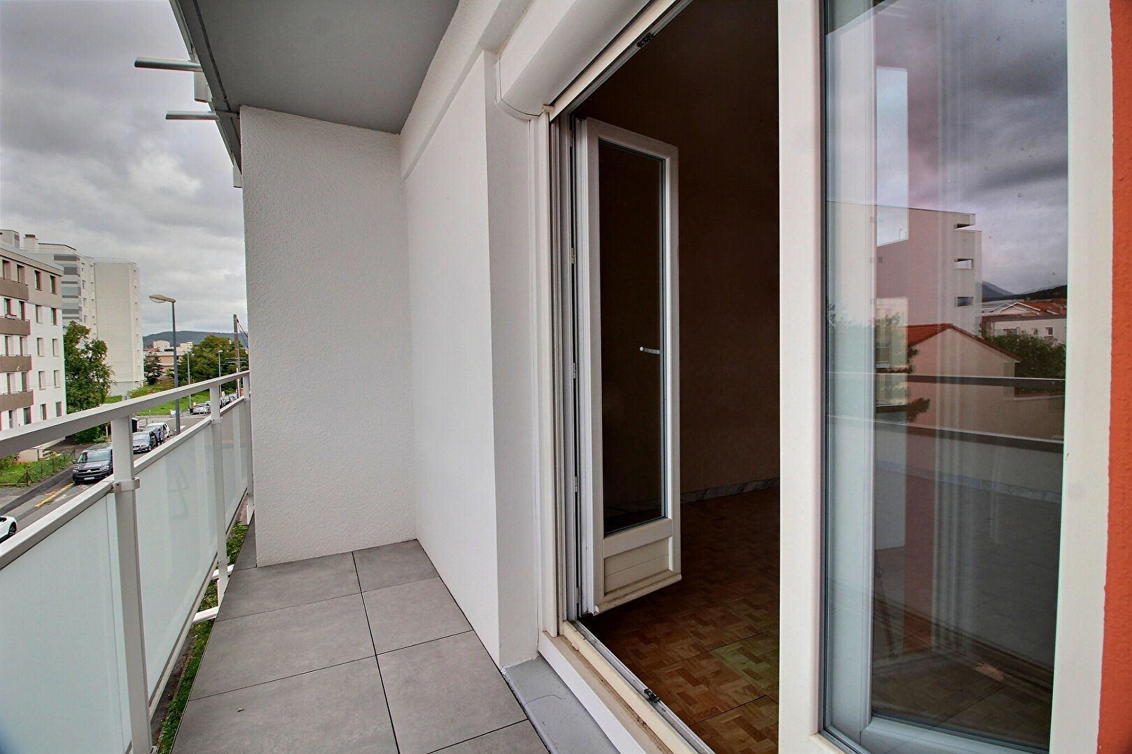 Photo T1 de 34,90 m² à rénover,  avec balcon et stationnement image 3/6