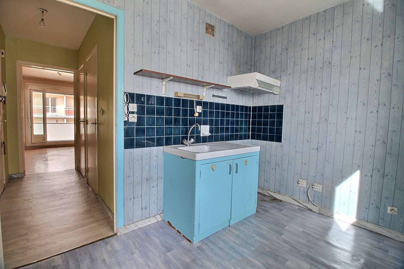 Photo T1 de 34,90 m² à rénover,  avec balcon et stationnement image 4/6