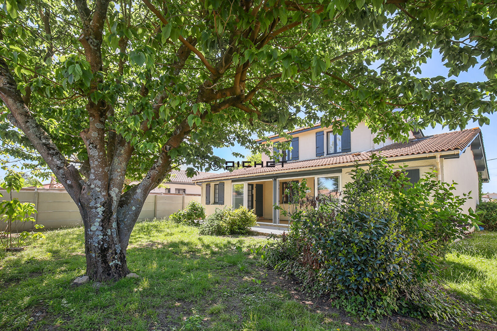 Photo GUJAN MESTRAS, proche commerces image 1/6