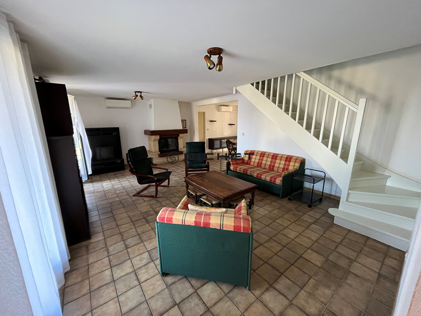 Photo GUJAN MESTRAS, proche commerces image 2/6