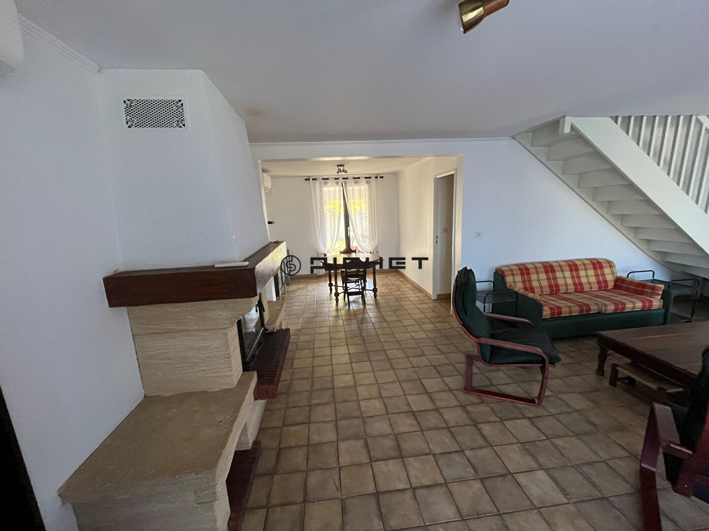 Photo GUJAN MESTRAS, proche commerces image 3/6