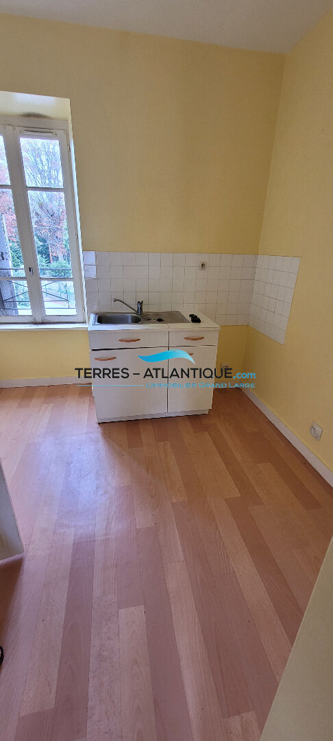 Photo Maison d'habitation en pierre organisée en 3 appartements libres image 3/6