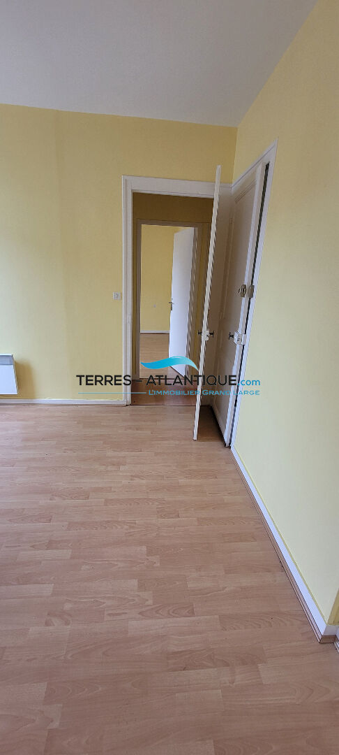 Photo Maison d'habitation en pierre organisée en 3 appartements libres image 4/6