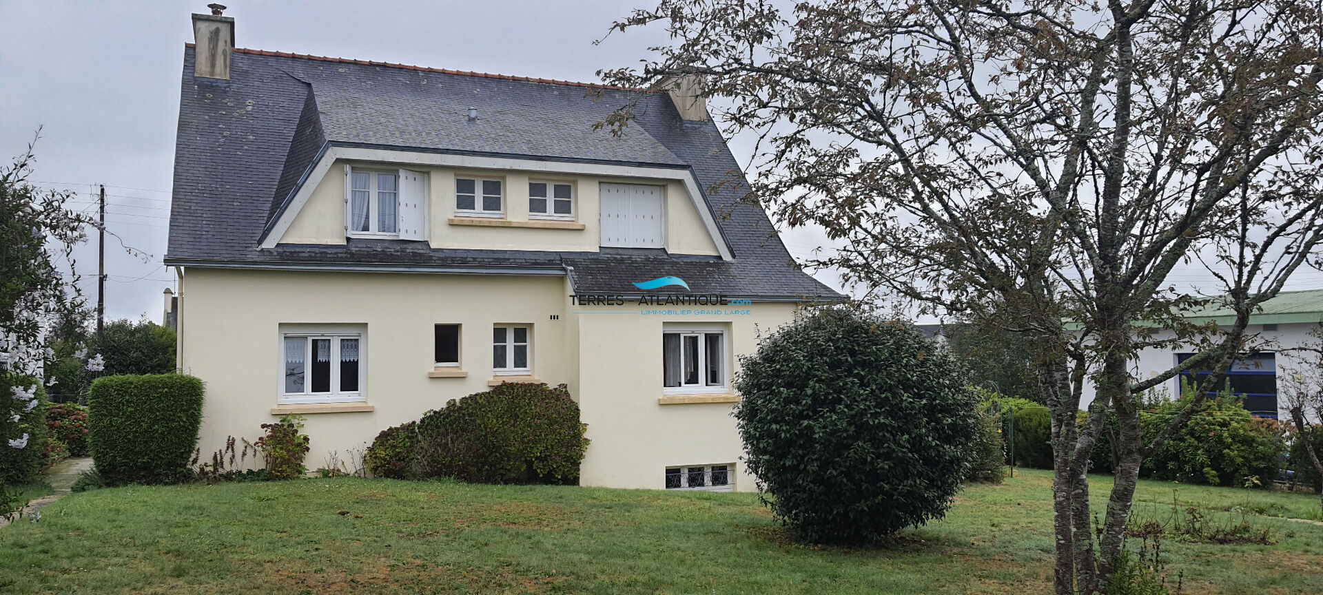 Maison de ville de 1970 avec un beau jardin et proche des commodités.