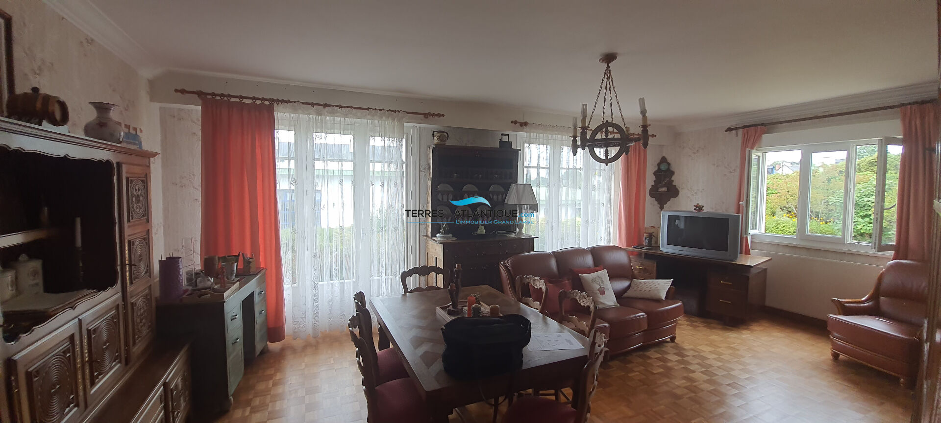 Photo Maison de ville de 1970 avec un beau jardin et proche des commodités. image 2/6