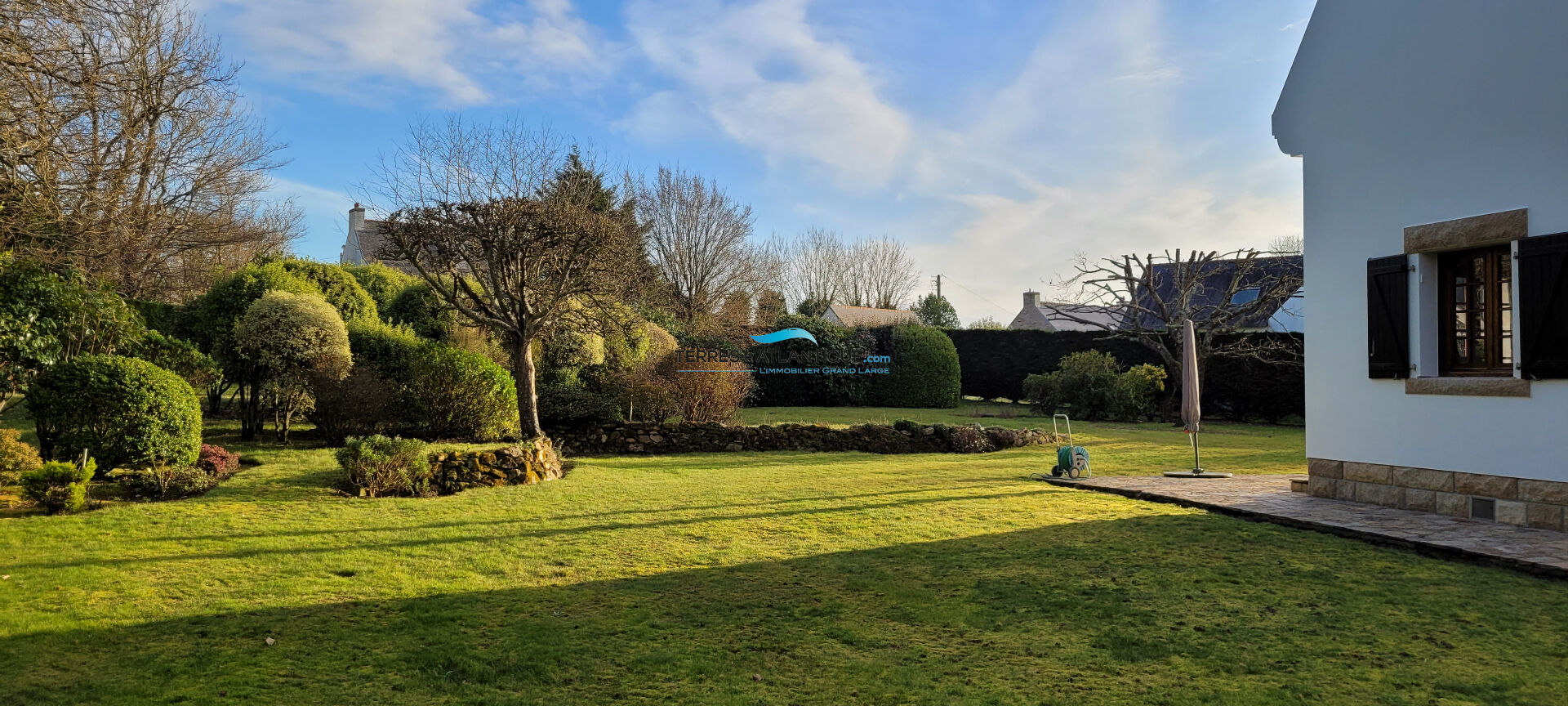 Photo Propriété de prestige en bord de mer, édifiée sur un terrain entièrement constructible de 5 000 m² - zone urbanisée image 3/6