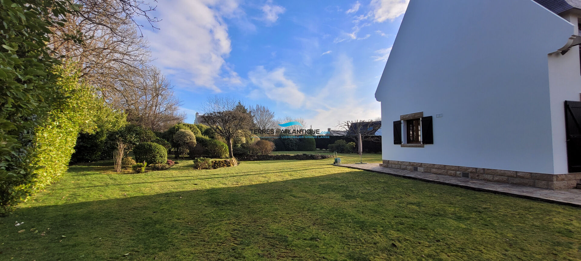 Photo Propriété de prestige en bord de mer, édifiée sur un terrain entièrement constructible de 5 000 m² - zone urbanisée image 4/6