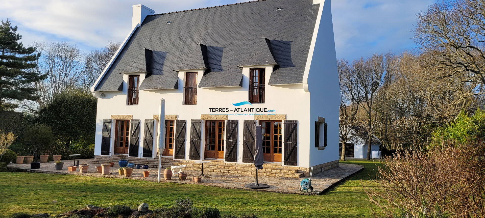 Photo Propriété de prestige en bord de mer, édifiée sur un terrain entièrement constructible de 5 000 m² - zone urbanisée image 5/6