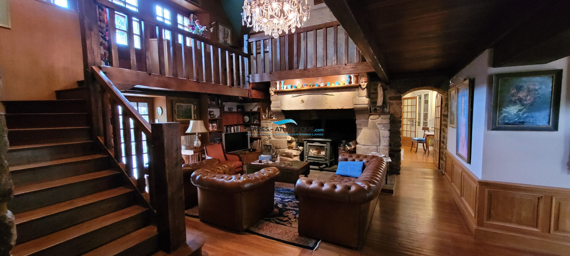 Propriété de caractére avec bâti principal s'étendant sur 450 m² d'emprise au sol