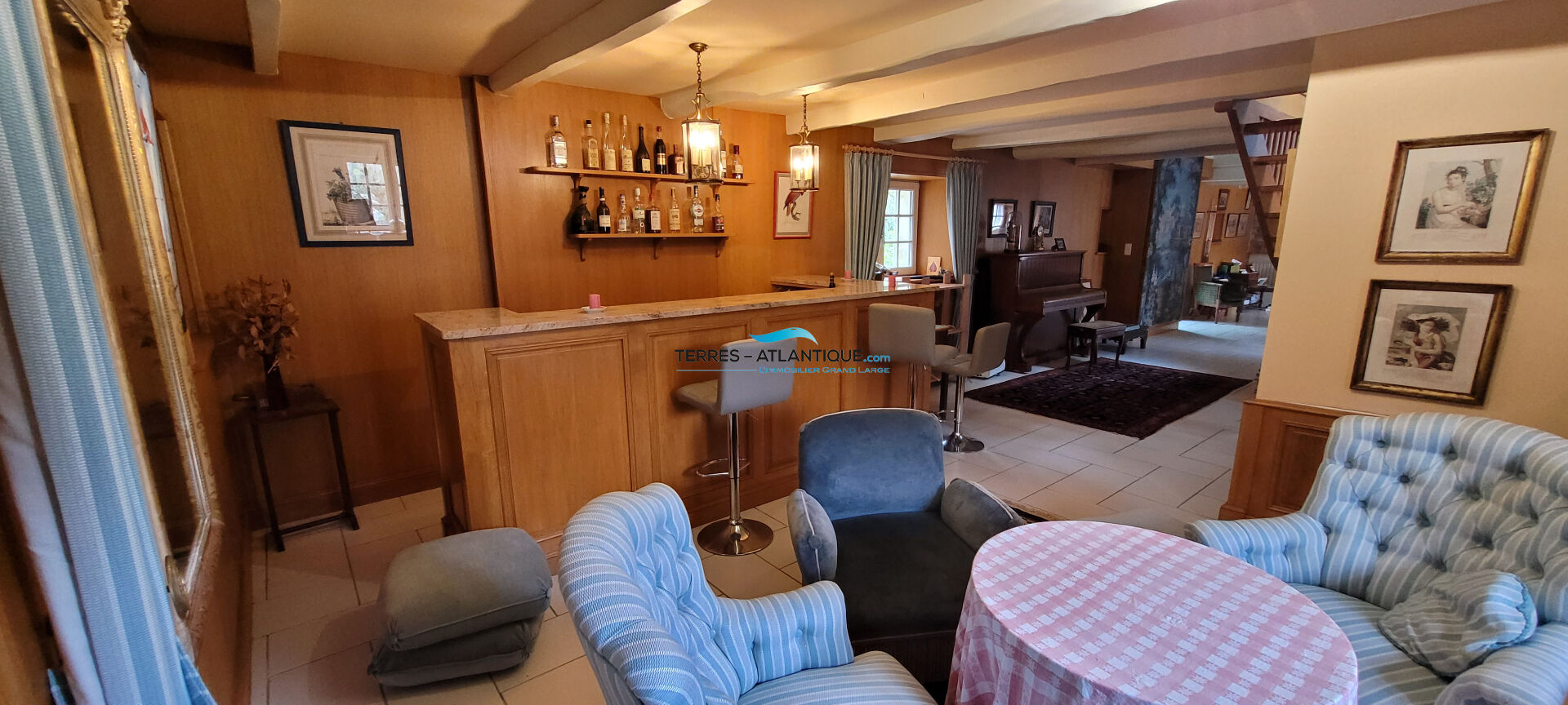 Photo Propriété de caractére avec bâti principal s'étendant sur 450 m² d'emprise au sol image 2/6