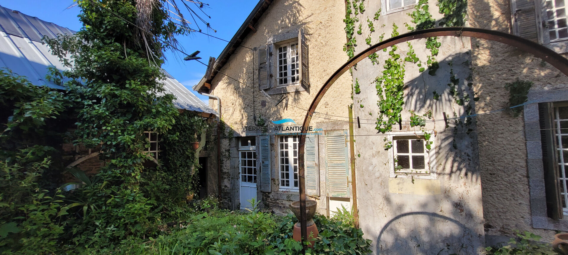 Photo Propriété remarquable de caractère avec dépendances et garage en zone constructible image 6/6