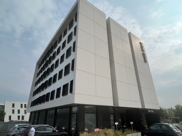 Photo A LOUER AU RDC DE L'IMMEUBLE 