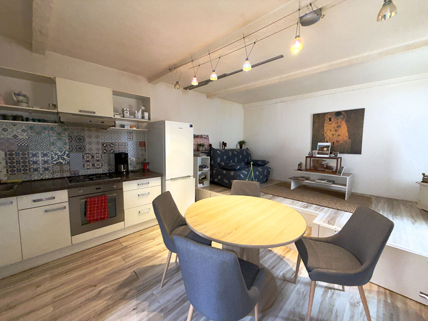 Agence immobilière de VOTRE MAISON - IMMOBILIER DE L'ARC / JR CONSULTANT - VOTRE MAISON CADOLIVE