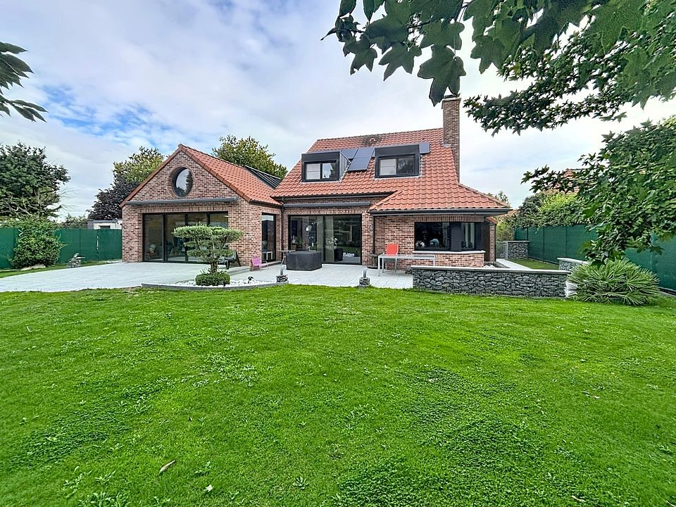 Capinghem, villa contemporaine de 312m² avec piscine intérieure, 3 chs, 3 sdb, garage et cave