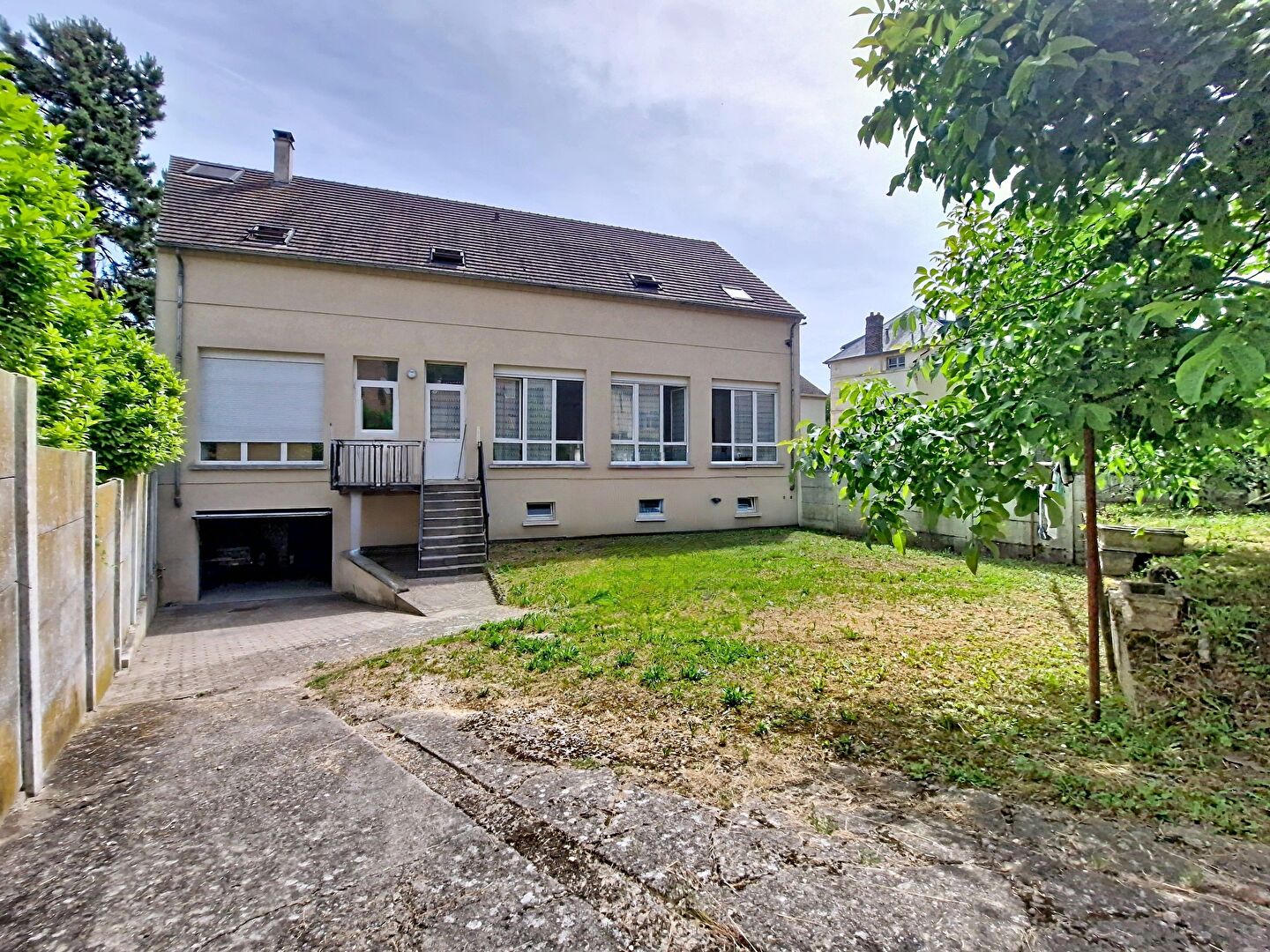 MAISON et COMMERCE CHARS