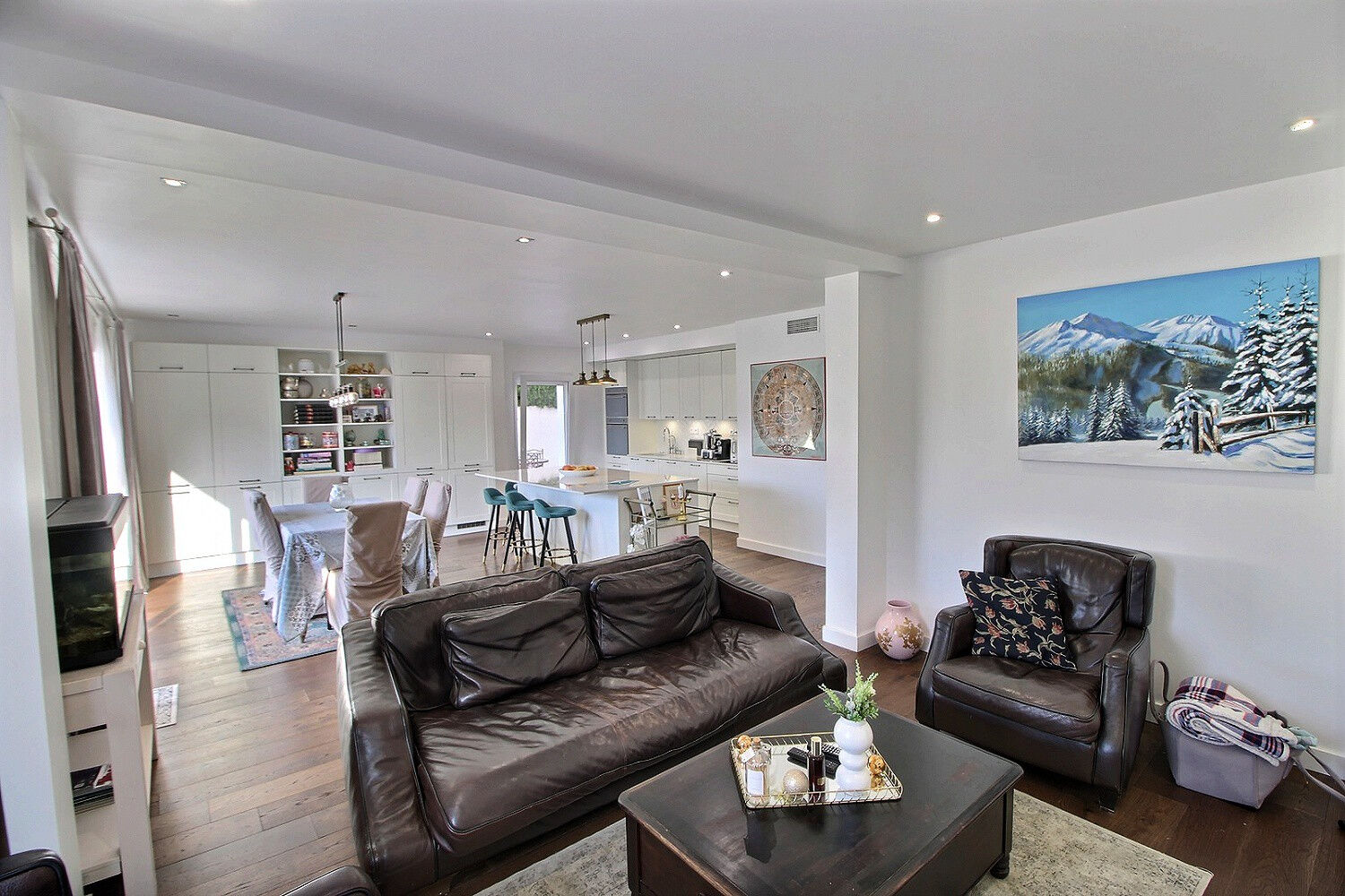 GRANDE VILLA  DE 173 M²  ENVIRON SUR TERRAIN  3 FACES AVEC PISCINE