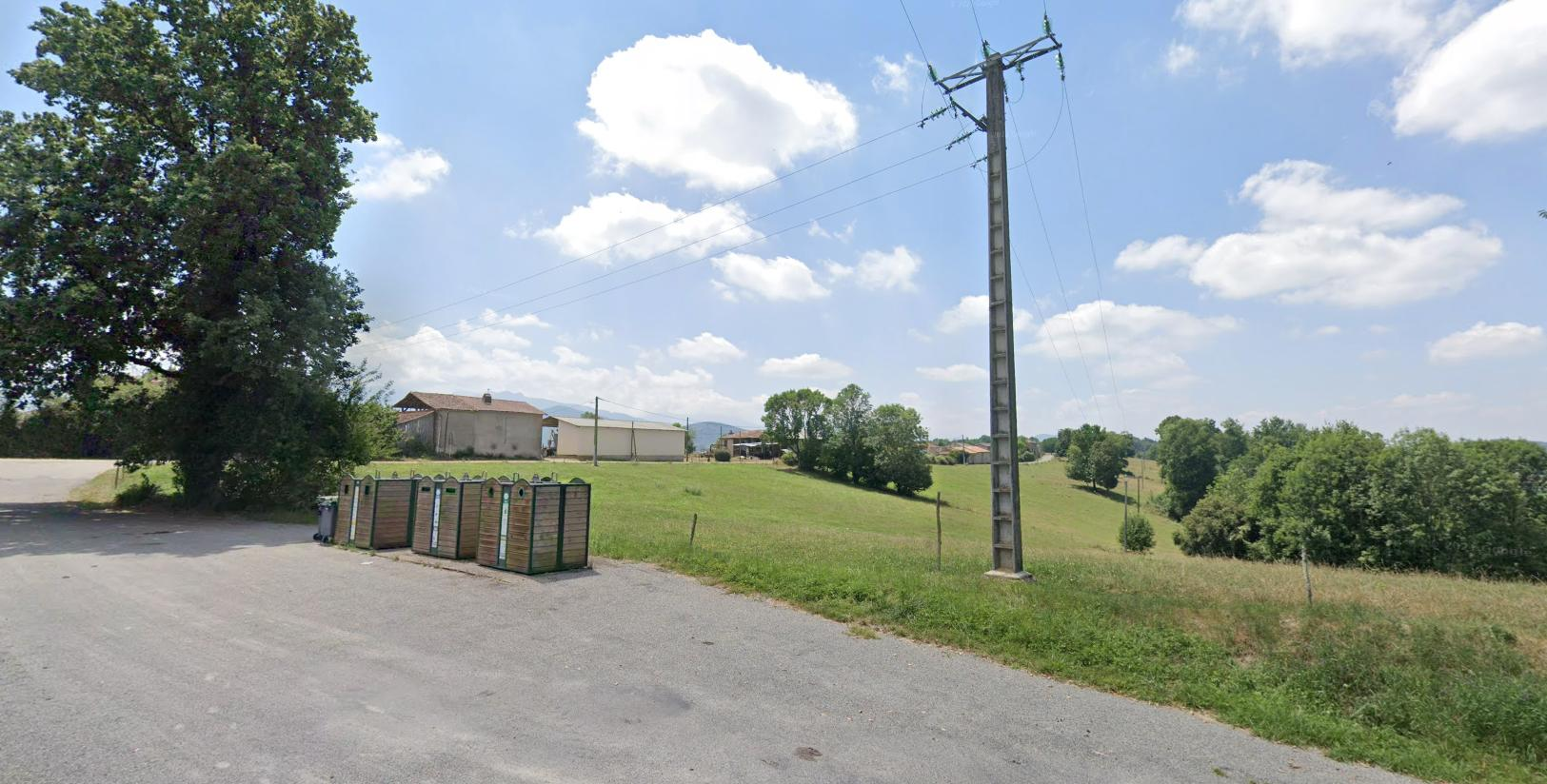 Photo Terrain constructible de 3 200m2 vue dégagée image 2/4