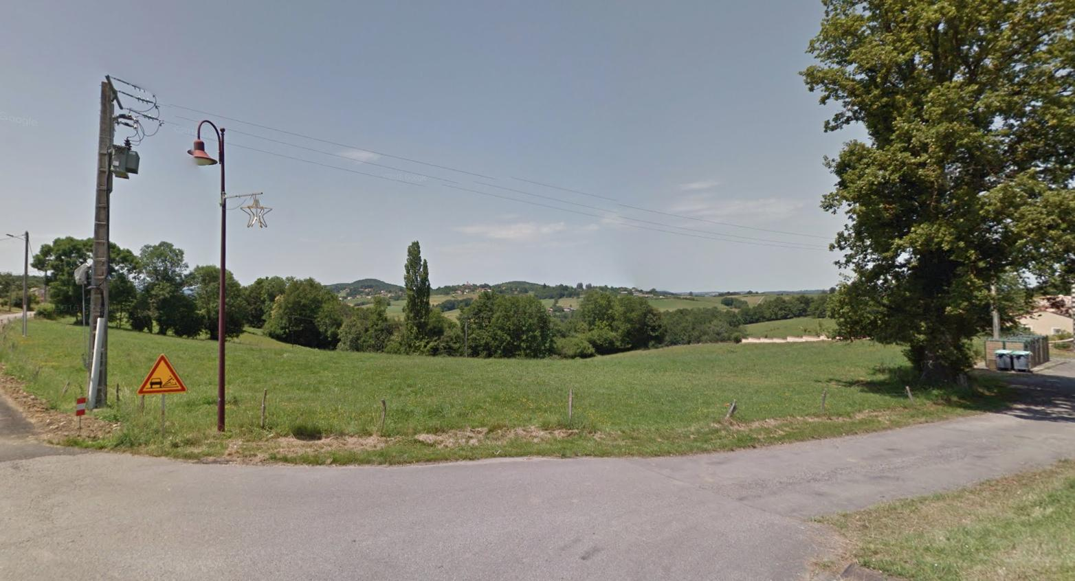 Photo Terrain constructible de 3 200m2 vue dégagée image 3/4