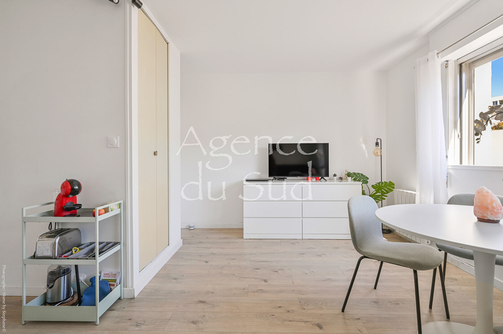 Photo EXCLUSIVITE - Studio entièrement rénové avec une place de stationnement. image 2/6