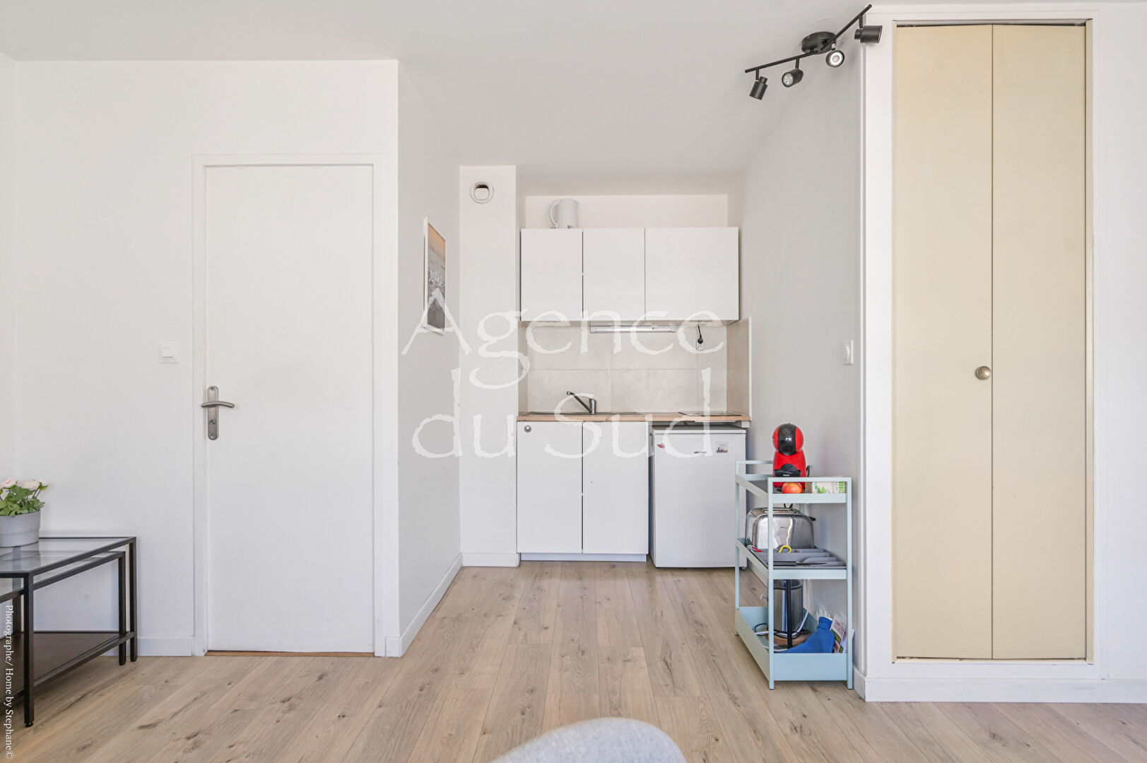 Photo EXCLUSIVITE - Studio entièrement rénové avec une place de stationnement. image 4/6