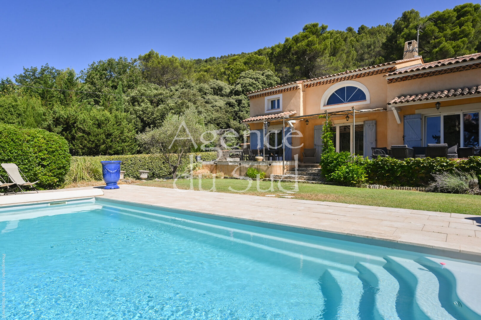 Villa de charme de plus de 250m² avec dépendances, piscine et verdure.