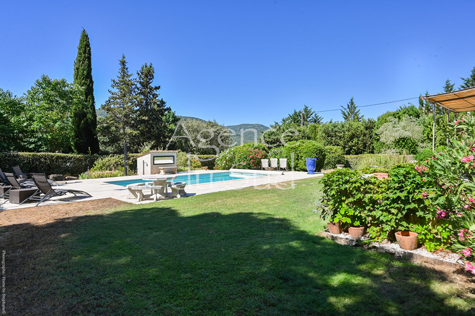 Photo Villa de charme de plus de 250m² avec dépendances, piscine et verdure. image 3/6