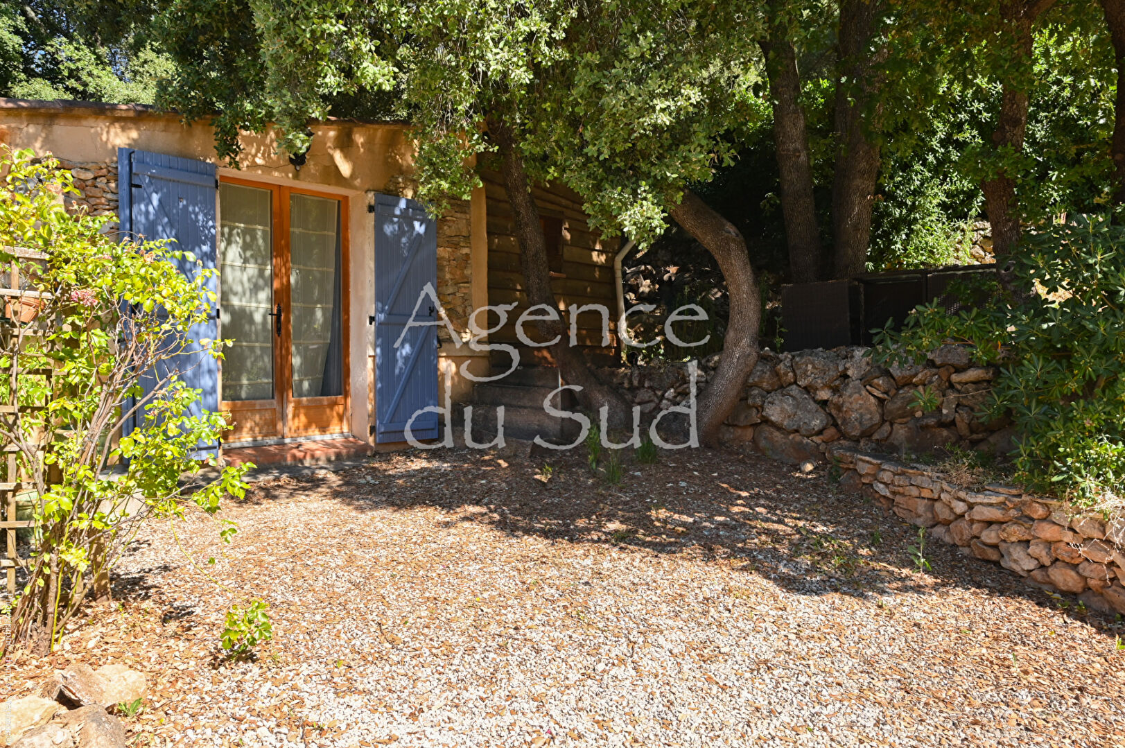 Photo Villa de charme de plus de 250m² avec dépendances, piscine et verdure. image 5/6