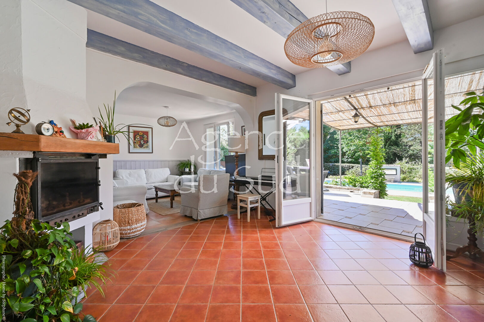 Photo Villa de charme de plus de 250m² avec dépendances, piscine et verdure. image 6/6