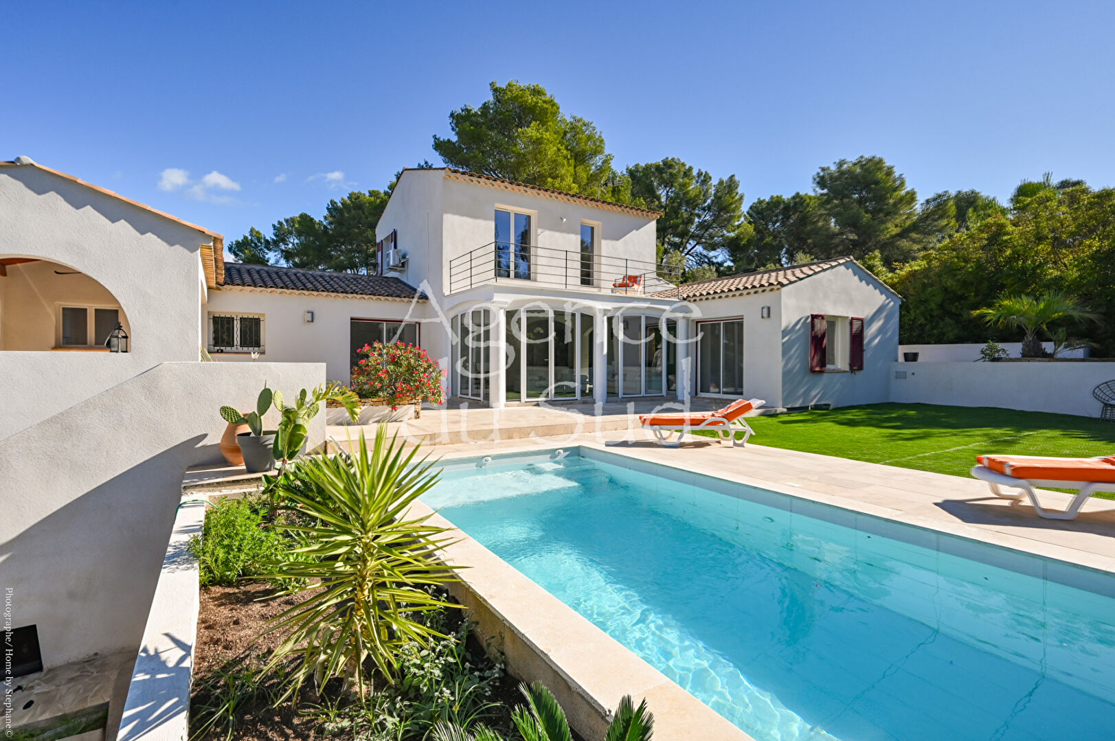 Villa rénovée à Sanary-sur-Mer ? 183 m², double garage et piscine