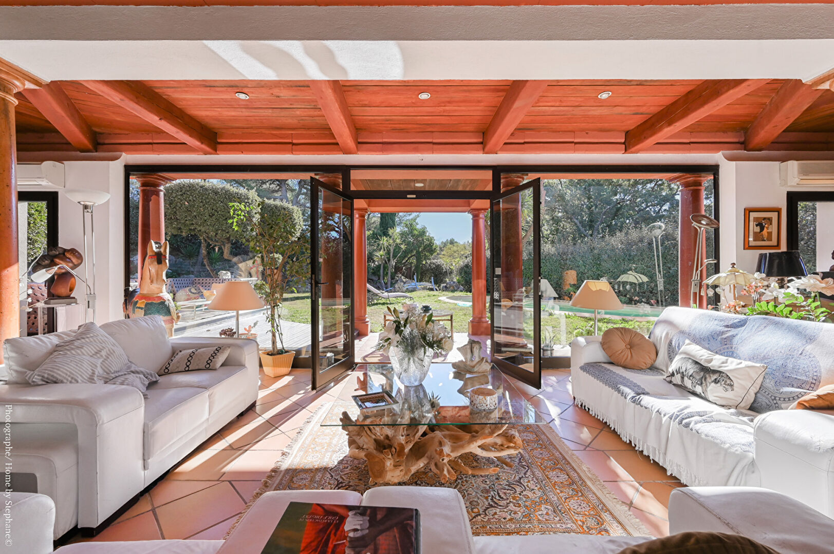 Villa d'artiste de plus de 280m² avec jardin et piscine.