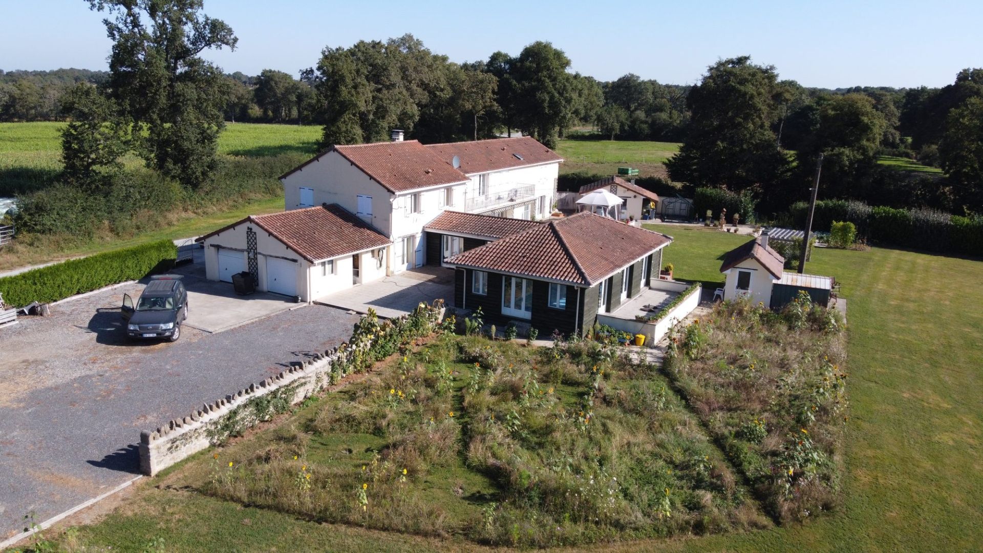 Spacious property in Haute-Vienne, Nouvelle-Aquitaine, featuring a swimming pool and extensive garden space.
