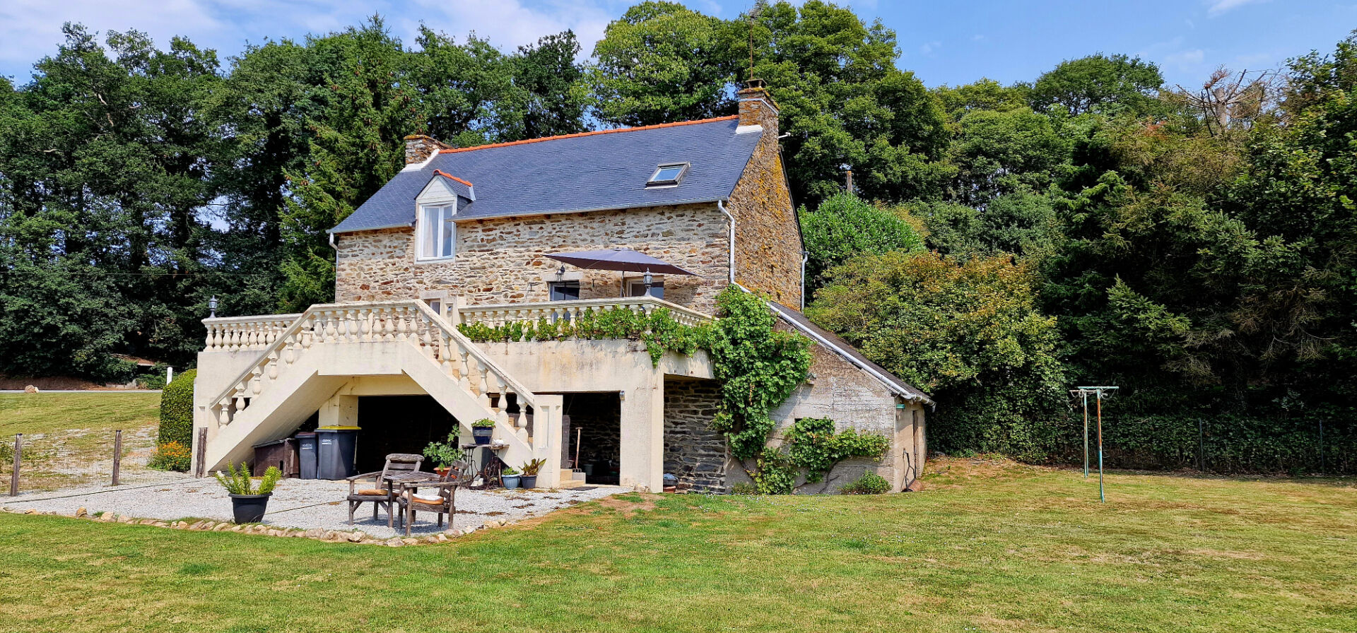 COTES D'ARMOR Maison en pierre 3 chambres, bien présentée avec magnifique terrasse surélevée, vue, atelier, terrain